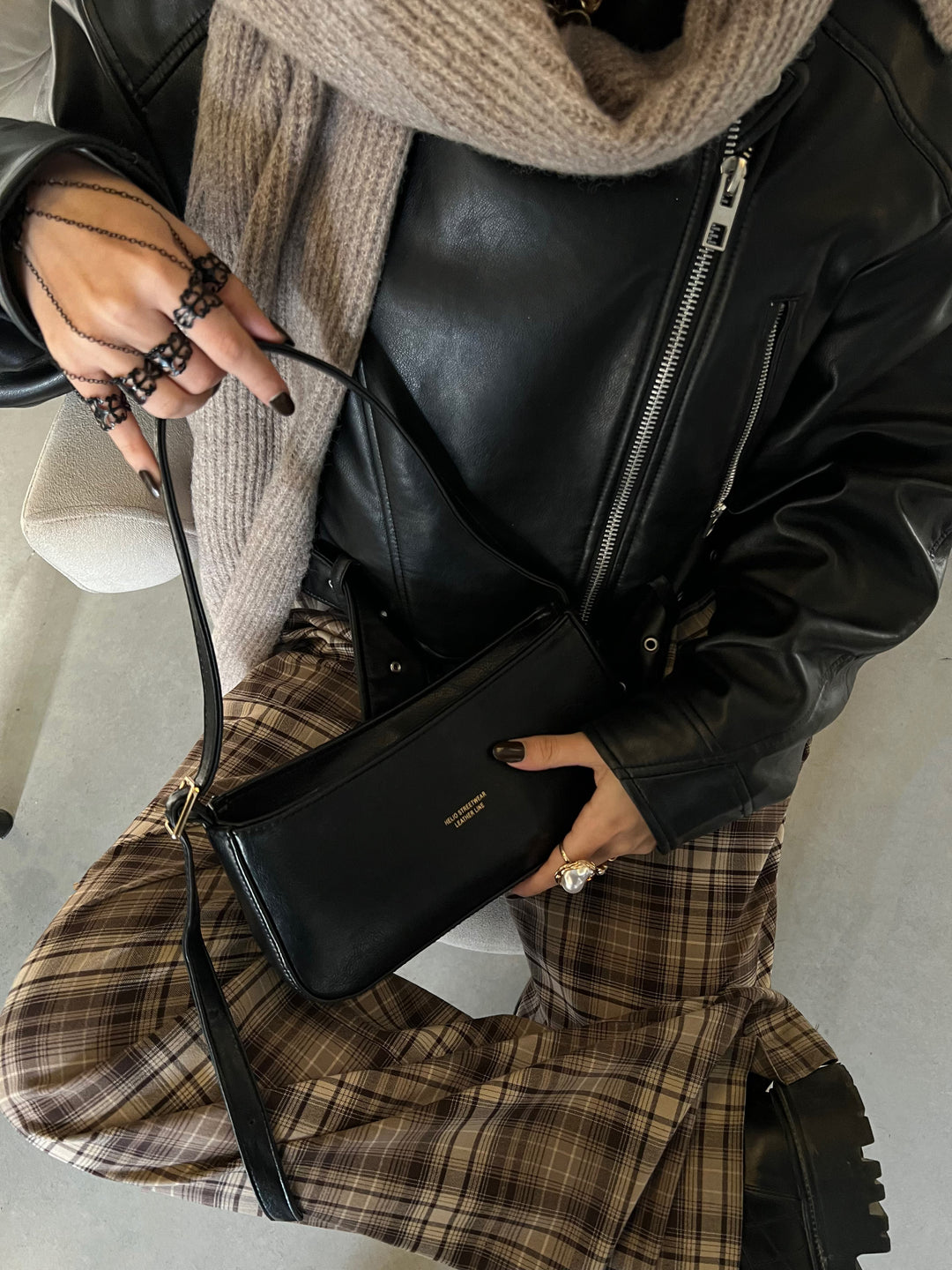 TOKEN LEATHER BAG -Black